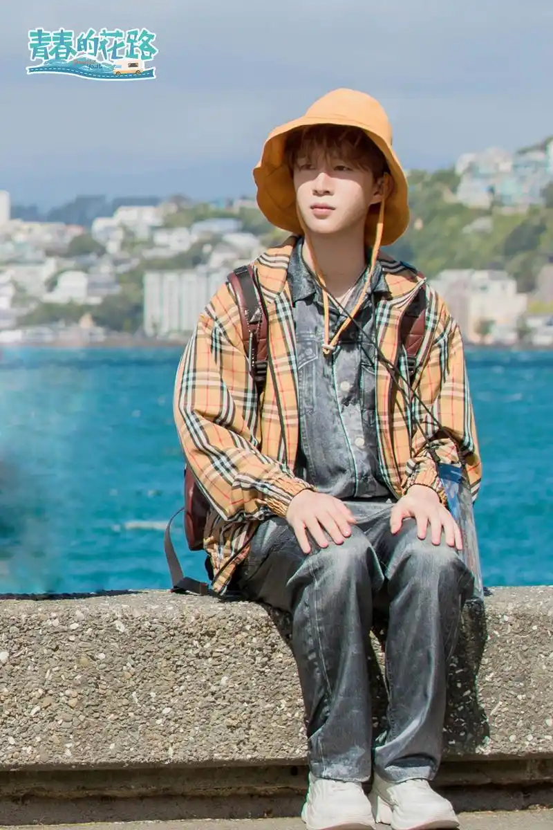 青春的花路范丞丞戴帽超乖抢导演帽子防晒