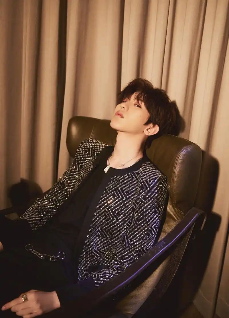 蔡徐坤今日造型大片公开 耀眼金海获坤坤本人认证