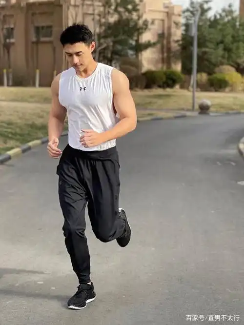 男人味十足的极品肌肉型帅哥,你们喜欢这种类型的男孩子吗?