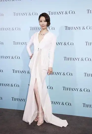 44岁林心如罕见秀性感!穿深v裙戴2300万项链高调炫富,皮肤好黑