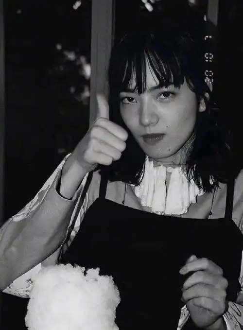 小松菜奈黑白胶片写真