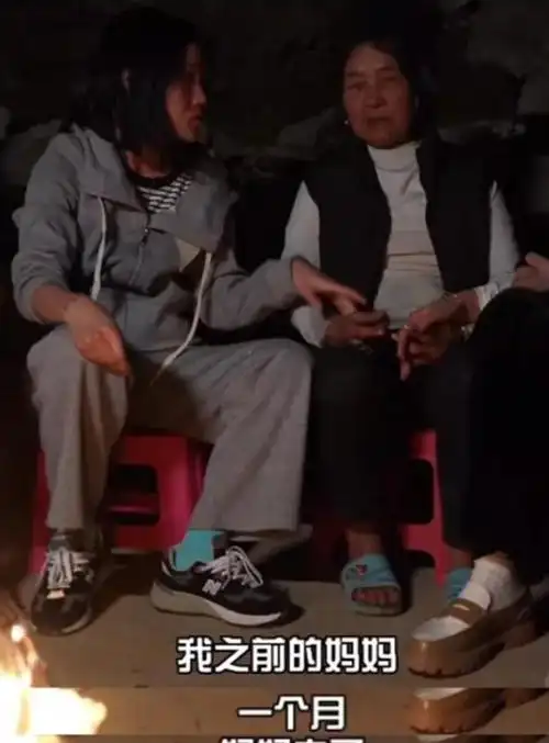 此刻的李勒优,脚上穿着一双已经磨损的凉鞋,眼神中透露出深深的自卑