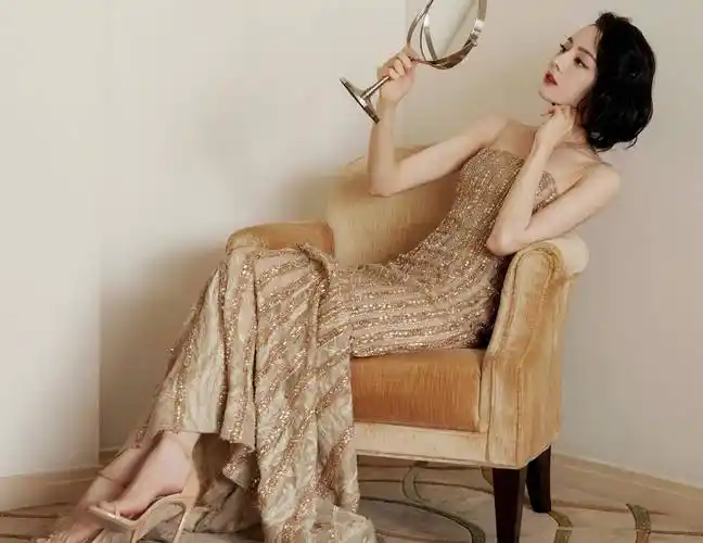 迪丽热巴的高跟鞋美图_凉鞋_明星_银色