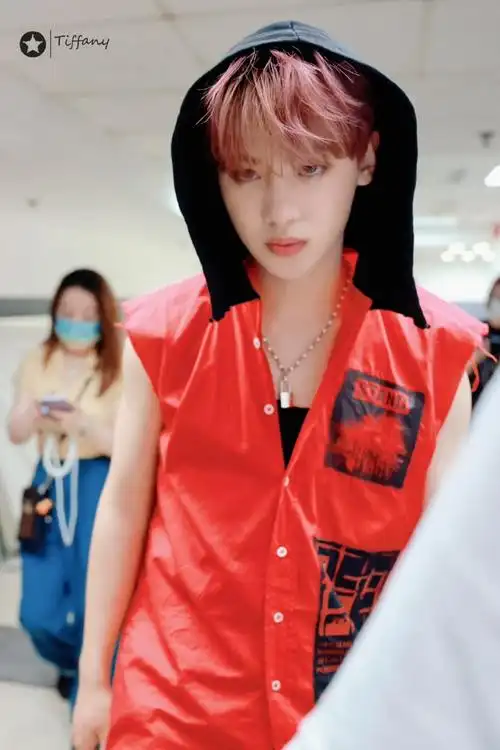 黄明昊 染的粉色这么看还挺红的