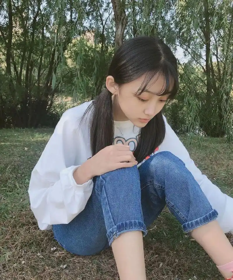 曲芷含秋天户外写真保持微笑的眼睛,才能看见更多美的风景