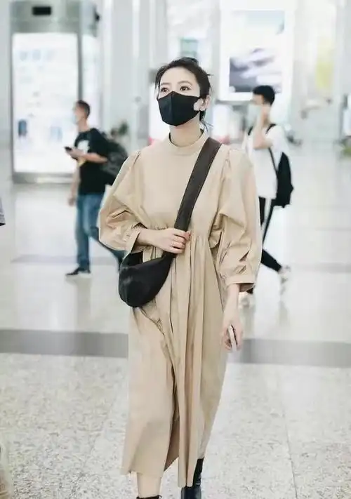 高圆圆走机场火了!少女感十足不敢认,穿裙装梳丸子头彻底回春