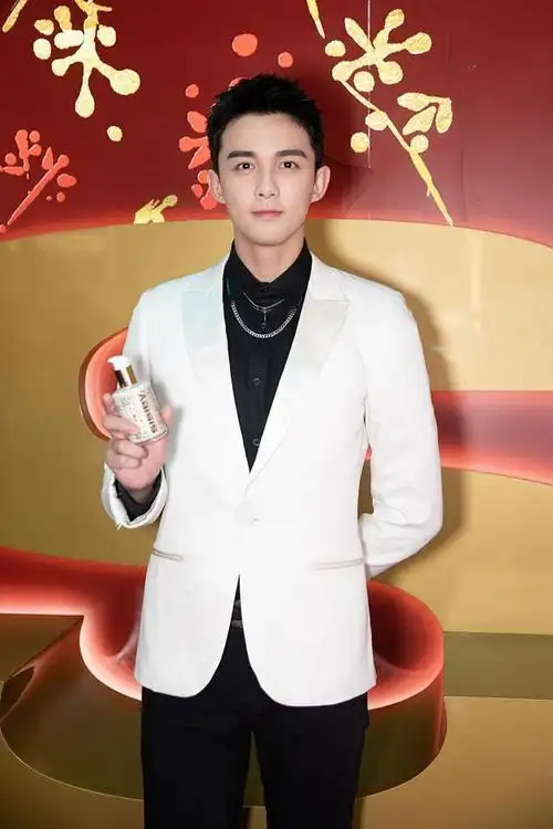 吴磊短发造型"眼神杀"英气十足,白西装配黑衬衫尽显绅士范!__财经头条