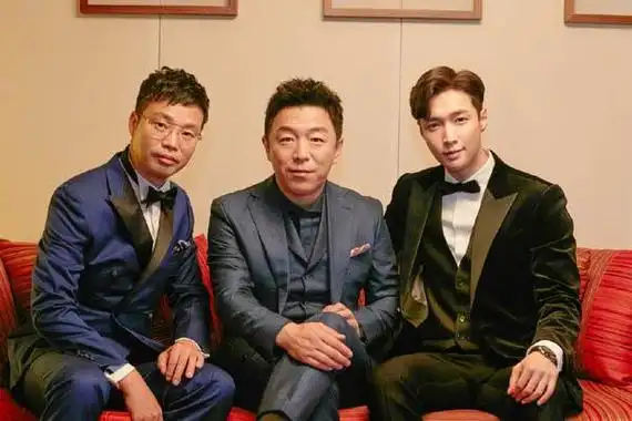 还有一个很著名的"凤凰跪",张艺兴获得了2017"年度专辑"奖,获得这个