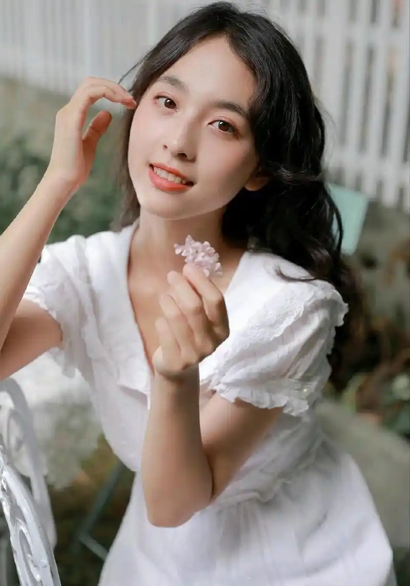 优雅漂亮有气质的女孩鑫鑫花园拍摄照片