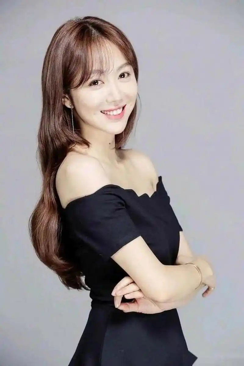 姜妍:水蛇腰,大长腿,魔鬼身材美厨娘.微笑的女孩运气不会差!