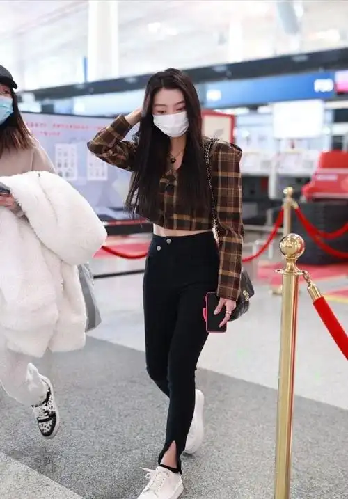 前火箭少女成员李紫婷太敢穿了,短半袖配秃边牛仔裤,看着真潮