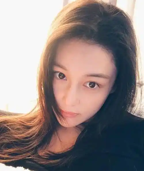 演员张馨予:我这辈子最正确的选择就是嫁给比我小一岁的冰哥哥_何捷