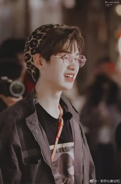 黄明昊超话#黄明昊元气满满的哥哥#『               45°侧脸合集