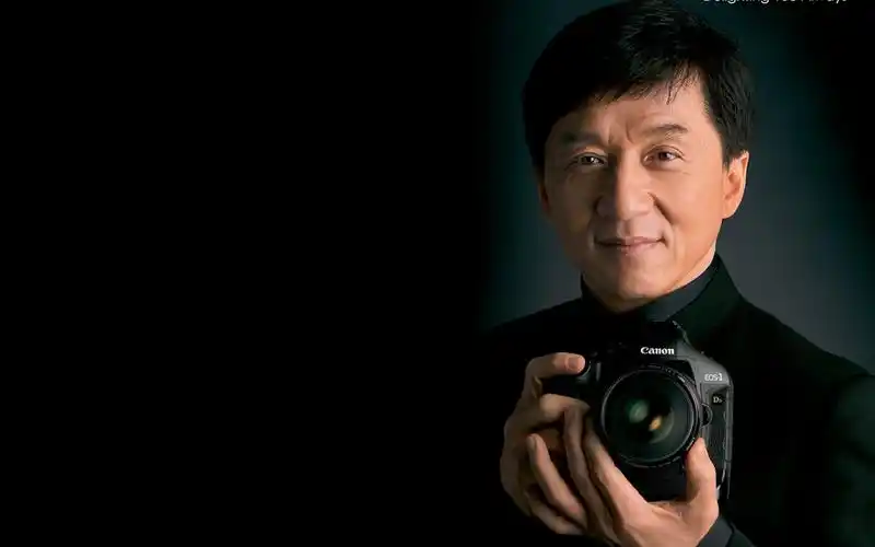 桌面壁纸 明星图片 > 正文  本文 成龙帅气大图_超有大哥范由小飞编辑