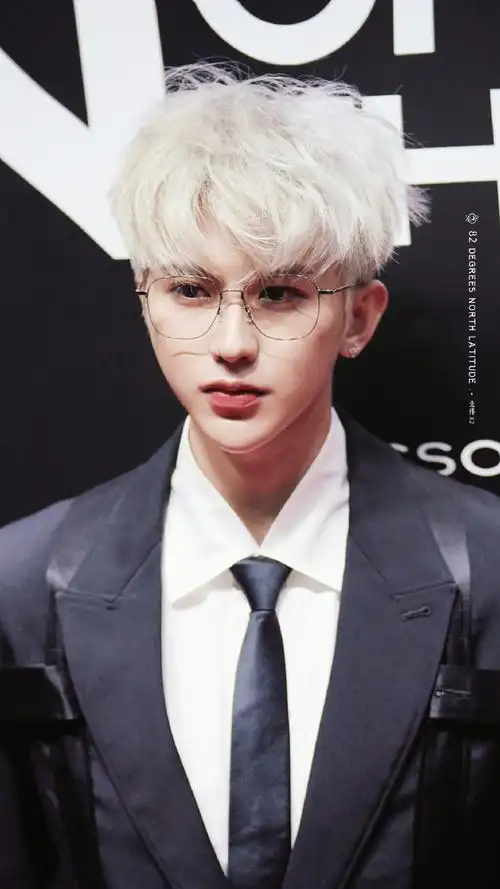 蔡徐坤银丝眼镜撕漫男##蔡徐坤智族gq moty年度人物