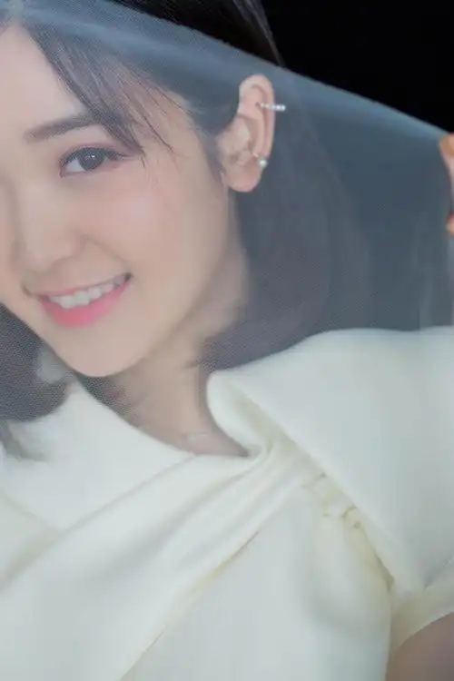 金雯昕甜美亮相盛典红毯宝藏女孩为梦坚韧向前