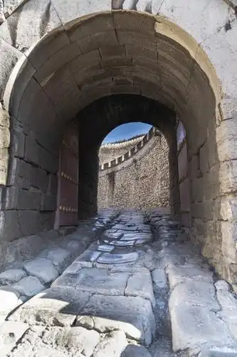 固关长城城墙宽3米,高4米,墙体制高点分设堞楼,药楼,炮台,烽火台,哨台