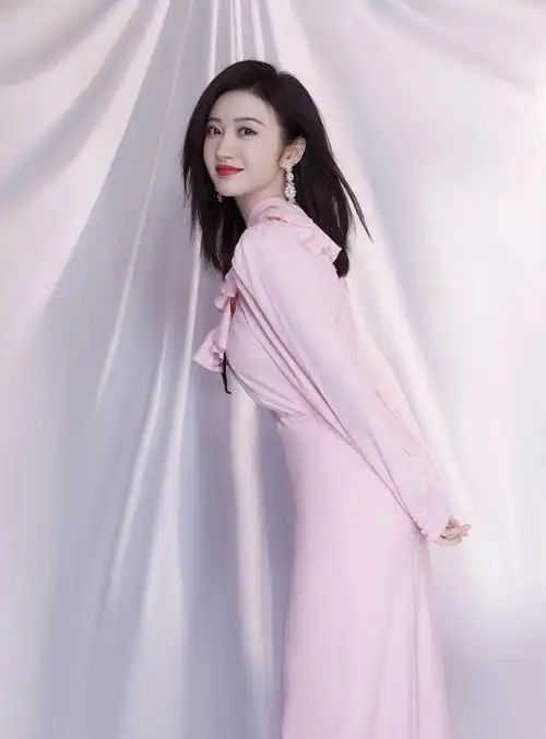 粉嫩长裙与清纯玉女,景甜的时尚风格剖析