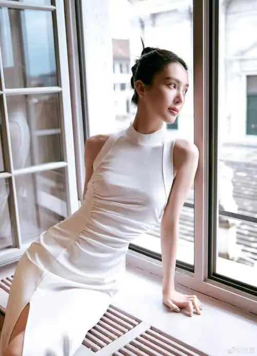 金晨的瑞士街边随拍来啦,这套白色修身裙真是太好看啦_高清图集_新浪