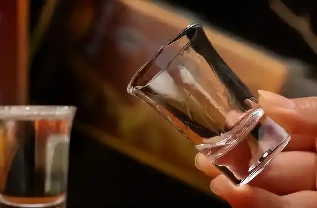 喝酒时,酒瓶上要是有这3个"标记",就放心喝吧,都是纯粮好酒