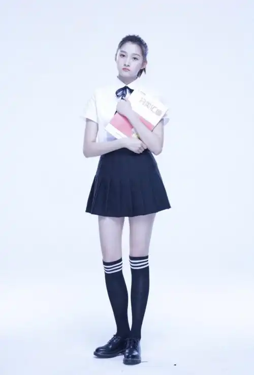 关晓彤学生装写真,一双美白长腿特别性感迷人!