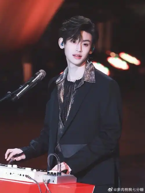 快乐小狗已上线～终于可以看到我们帅气的制作人,歌手@小鬼-王琳凯啦!