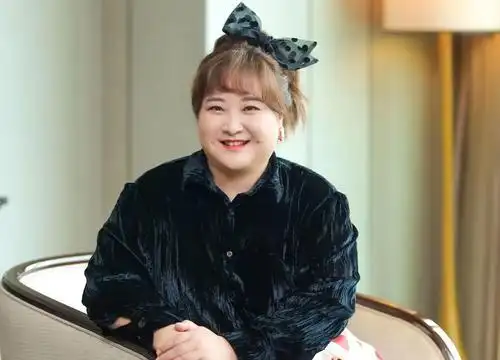 原创贾玲胖到失控,大码衬衫都快塞不下180斤,骨子里却依然自信