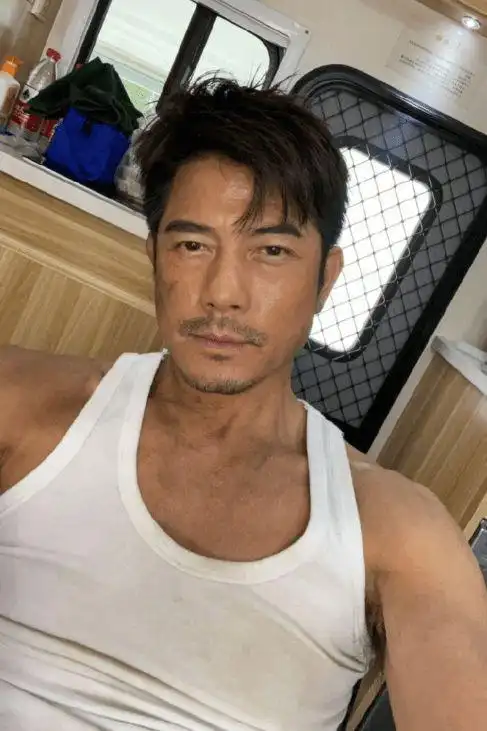 郭富城晒剧组近照蓬头垢面一脸疲惫方媛心疼留言黑了几个度