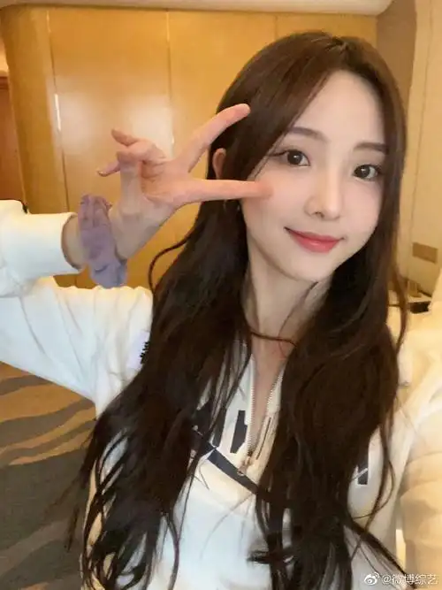 郑乃馨奔跑吧上班路透#@nene郑乃馨#奔跑吧#绍兴录制路透,白色运动服