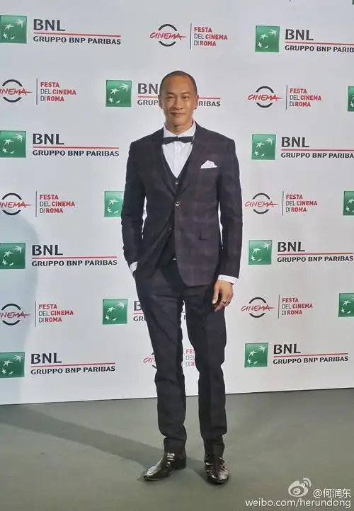 何润东穿科比球衣打球粉丝叹怎么谢顶了