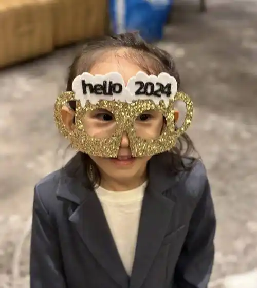 身高超爸爸肩膀,网友热议!_陈小春_应采儿_hoho