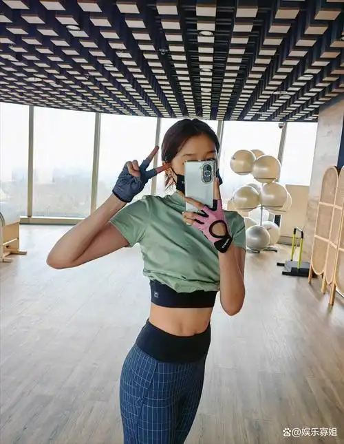关晓彤在社交平台上晒六宫格健身照,照片中的她身穿紧身健身服,长腿和