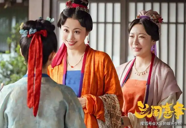 与塑料姐妹互相攀比,全然不顾旁人眼光,韩云云的一个眼神,就能看出春