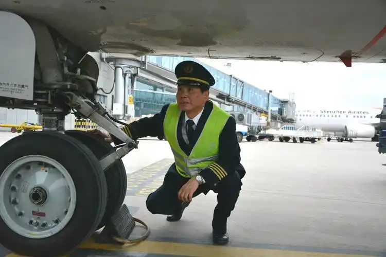 图片 蓝天白云下的光荣:国航重庆飞行员李光荣退休_民航资源网