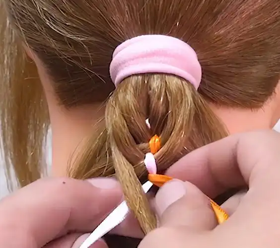 简单的彩带编发怎么做?这款儿童发型很适合宝妈学学