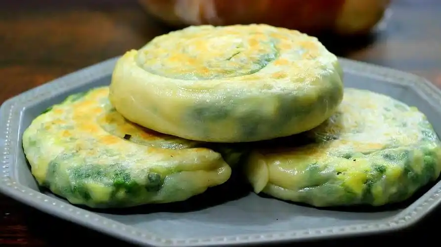 不用捏褶子,不用油炸,教你做一道韭菜鸡蛋饼,皮薄馅儿大