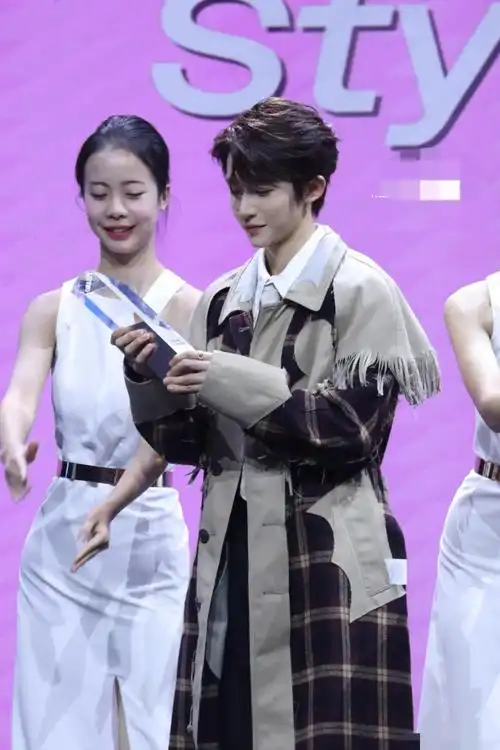 杨超越胡一天牵手上台他们的身高差太萌