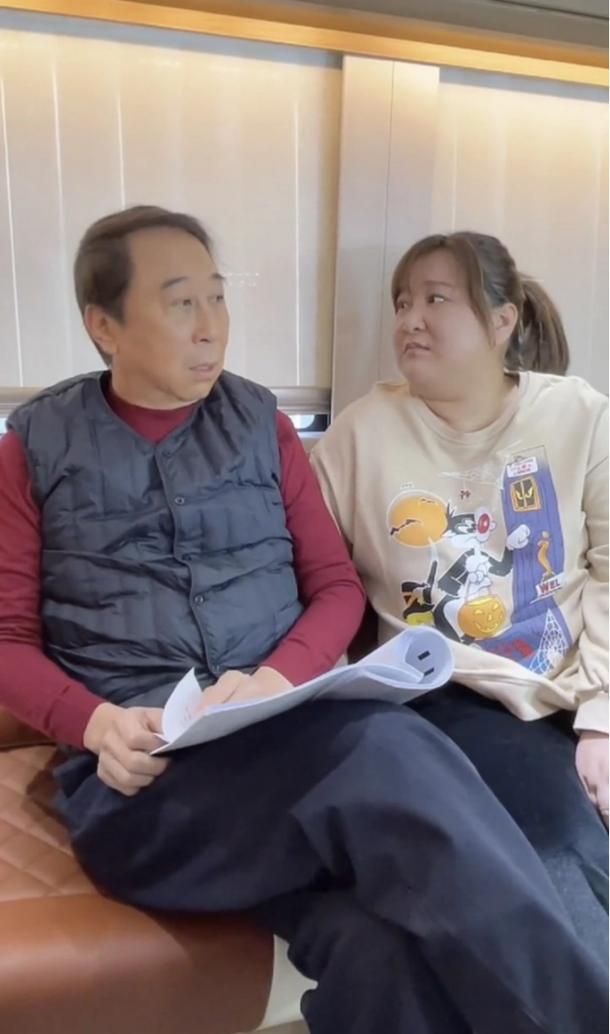 原创贾玲私底下真挺接地气的,与师傅冯巩坐沙发上,感觉俩人挺家常的