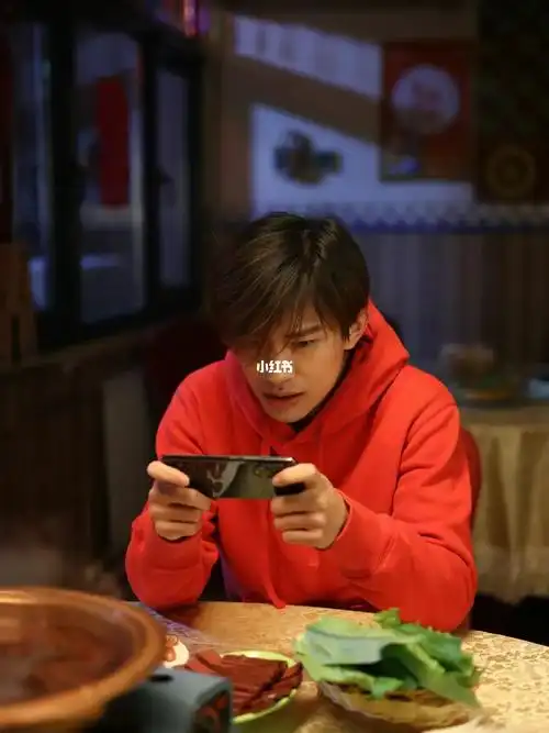 男盆友不吃饭打游戏怎么办 .#易烊千玺