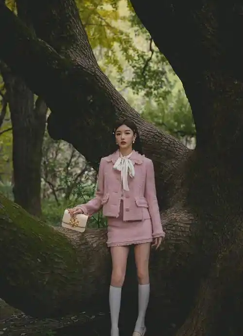 孔雪儿真会打扮自己,粉色小香风套装配丝巾优雅清甜,温柔又高级_外套