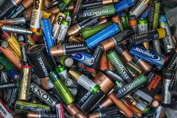 电池的加工者应对含有危险废物的电池进行标识,声明有害物质的种类和