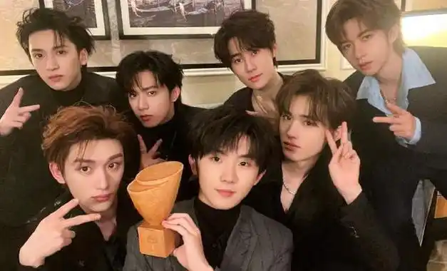 众星驰援甘肃灾区韩红黄晓明当表率王源时代少年团均捐100万