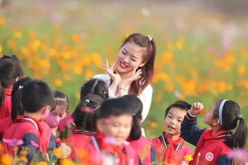 笑是阳光,笑是清泉,笑是孩子们最真实而纯净的欢乐!