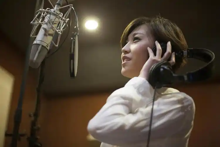 东方人,成年人,脸,头,脸颊,一个人,笑,微笑,露齿笑,横图,室内,夜晚