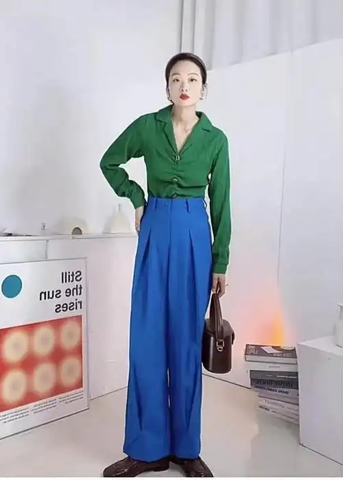 选择浅蓝,雾霾蓝,水蓝色的上衣搭配克莱因蓝阔腿裤,同是蓝色,但颜色有