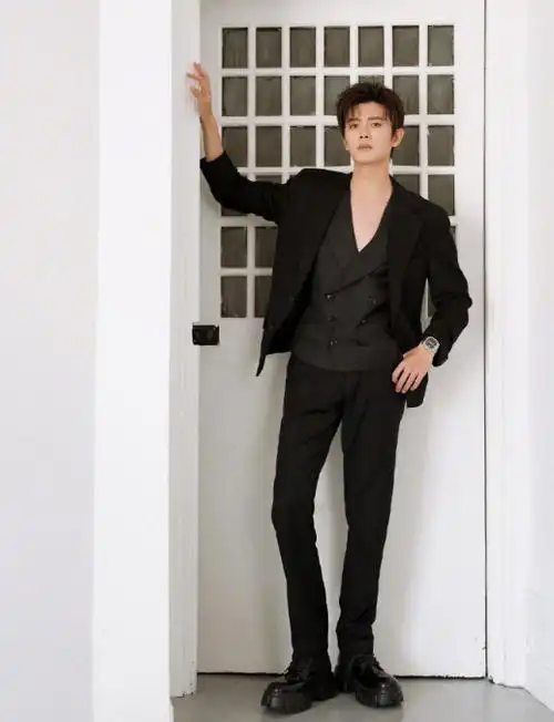 时尚日报##任嘉伦穿深v了