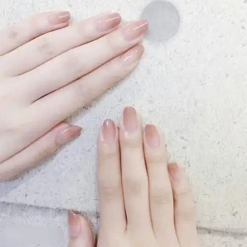 浅色系美甲,彰显你低调与优雅的气质,美甲逐渐成了变美中必不可少的