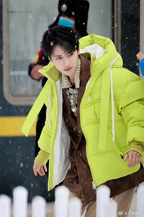 严浩翔荧光绿羽绒服##极限挑战