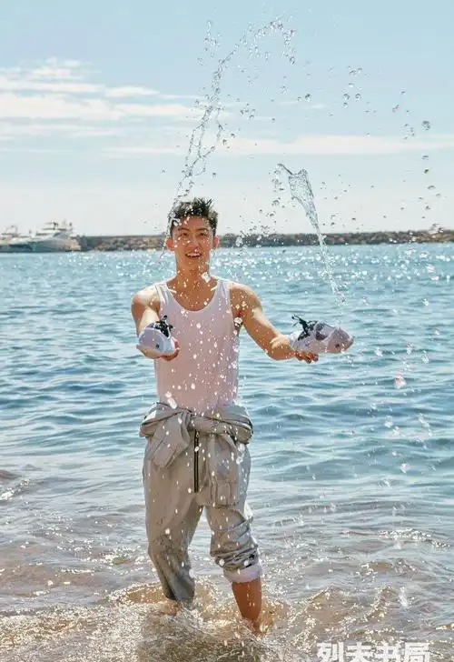 夏日海边男神黄景瑜时尚休闲户外写真