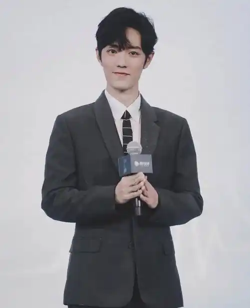 肖战偏分的短发造型看上去十分清爽帅气,微卷的造型看上去十分活力